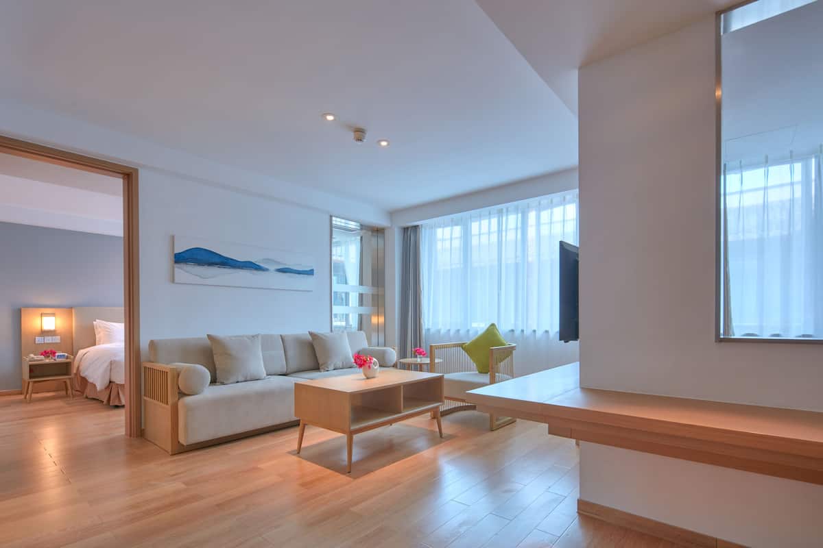 Suite, 1 King-Bett (Additional Living Area) | Zimmersafe, Verdunkelungsvorhänge, Bügeleisen/Bügelbrett