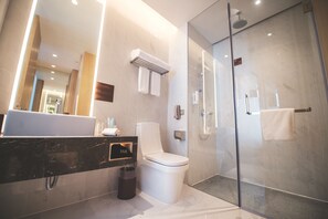 Shower, hair dryer, bathrobes, slippers - Holiday Inn Express Shanghai Songjiang Fangta by IHG (Shanghai)