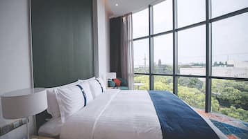 Standard Room, 1 King Bed (Minifridge) | Premium bedding, down comforters, in-room safe, desk