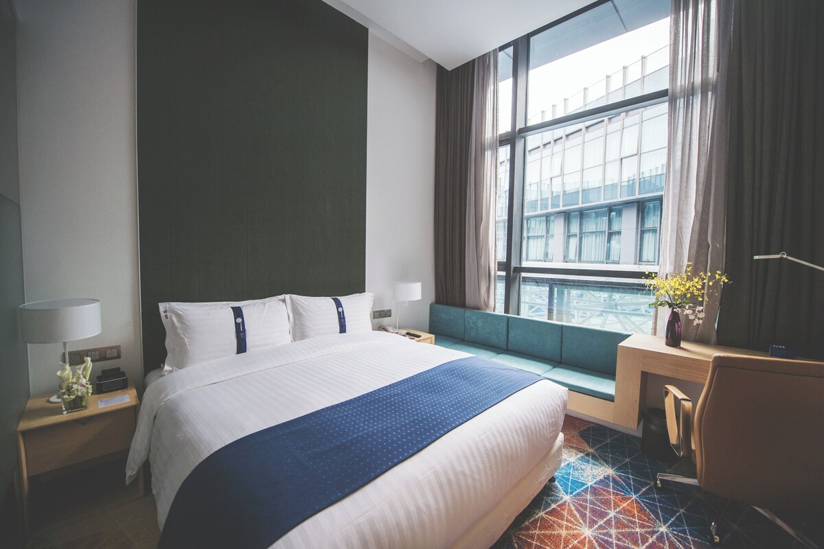 Standard Room, 1 King Bed | Premium bedding, down comforters, in-room safe, desk