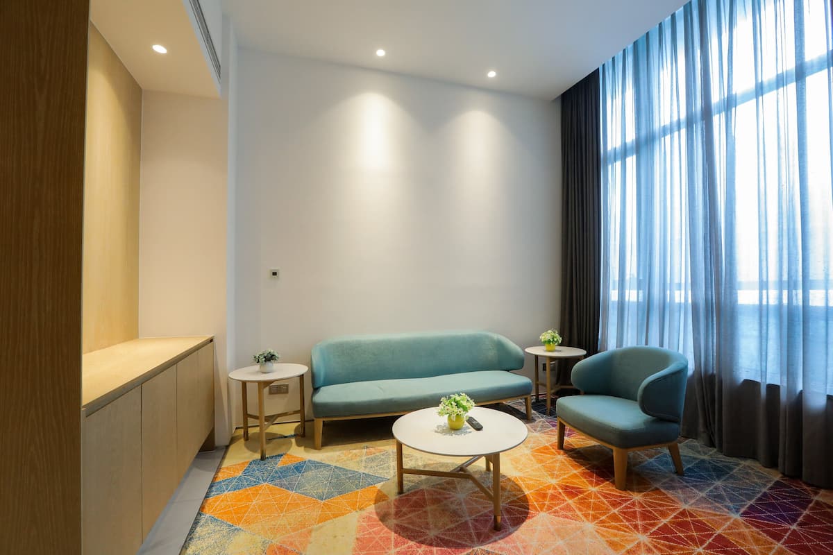 Suite (Additional Living Area) | Hochwertige Bettwaren, Daunenbettdecken, Zimmersafe, Schreibtisch
