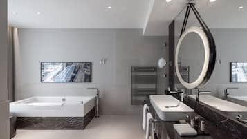 Une salle de bain moderne avec deux vasques, un grand miroir et un porte-serviettes chauffant.