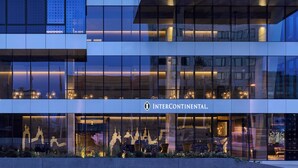 Un edificio moderno con fachada de vidrio y el nombre 'Intercontinental' bien visible.