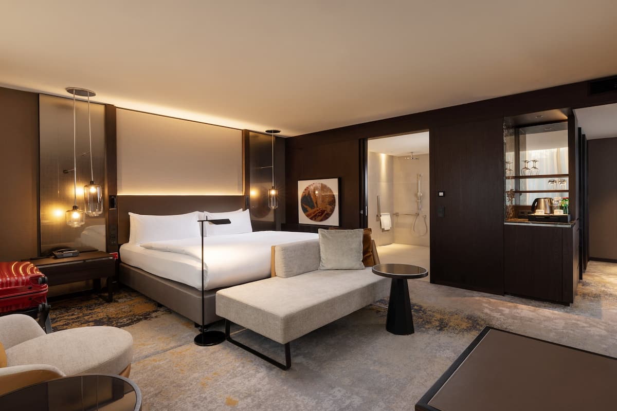 classic room, 1 king bed, accessible | 1 bedroom, egyptian cotton sheets, premium bedding, pillow-top beds