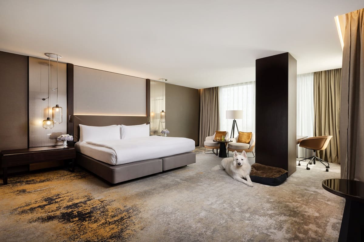 1 bedroom, Egyptian cotton sheets, premium bedding, pillowtop beds