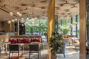 2 bars/lounges