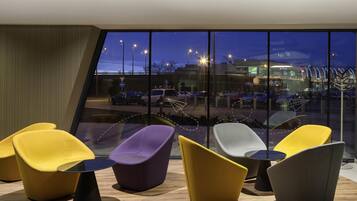 Lunsj og middag serveres, internasjonale retter