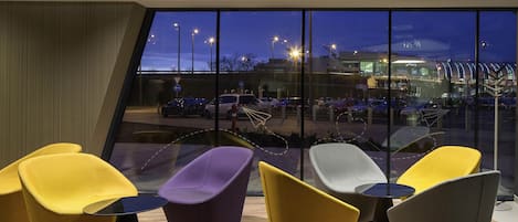 Se sirven almuerzos y cenas, cocina internacional