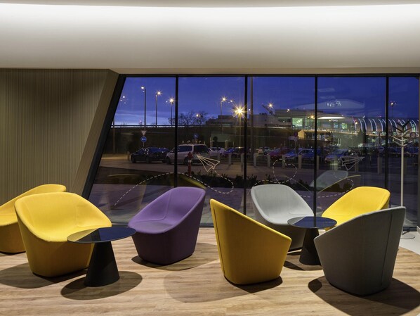 Lunch and dinner served, international cuisine