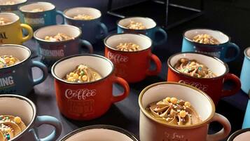 Una mesa con varias tazas de café, algunas etiquetadas con 'Coffee' y otras con 'Morning'.