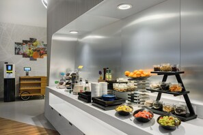 Tägliches Frühstücksbuffet (15 EUR pro Person)