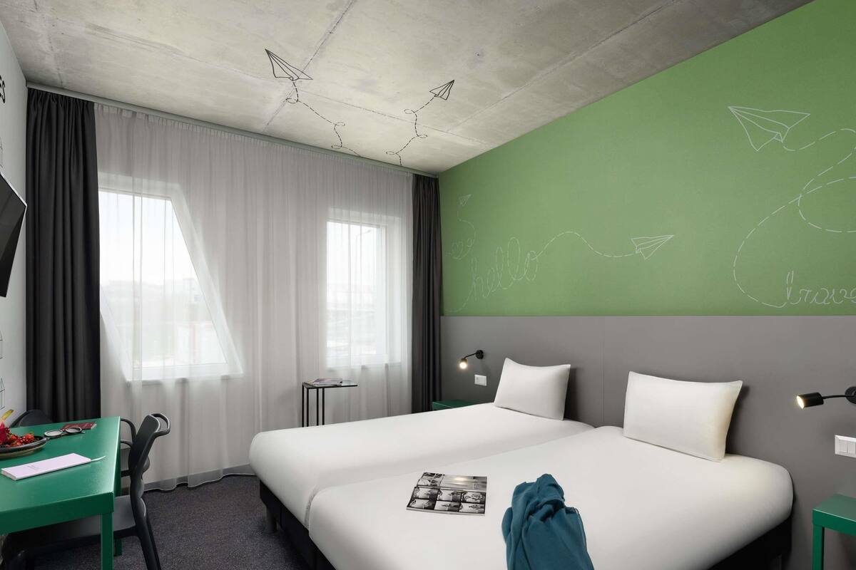 Standaard Twin kamer, 2 eenpersoonsbedden | Hypoallergeen beddengoed, een kluis op de kamer, een bureau