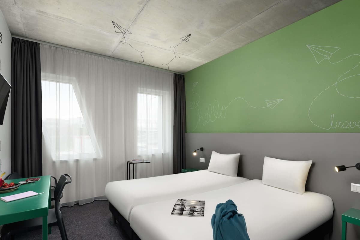 Tomannsrom – standard, 2 enkeltsenger | Allergitestet sengetøy, safe på rommet, skrivebord og lydisolert