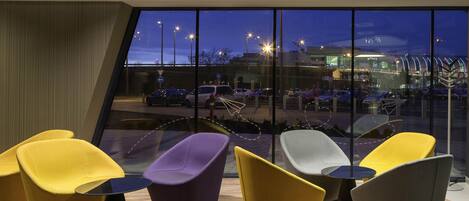 Lunch and dinner served, international cuisine