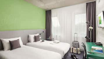 Standard Twin Room, 2 Twin Beds | 1 bedroom, in-room safe, desk, soundproofing