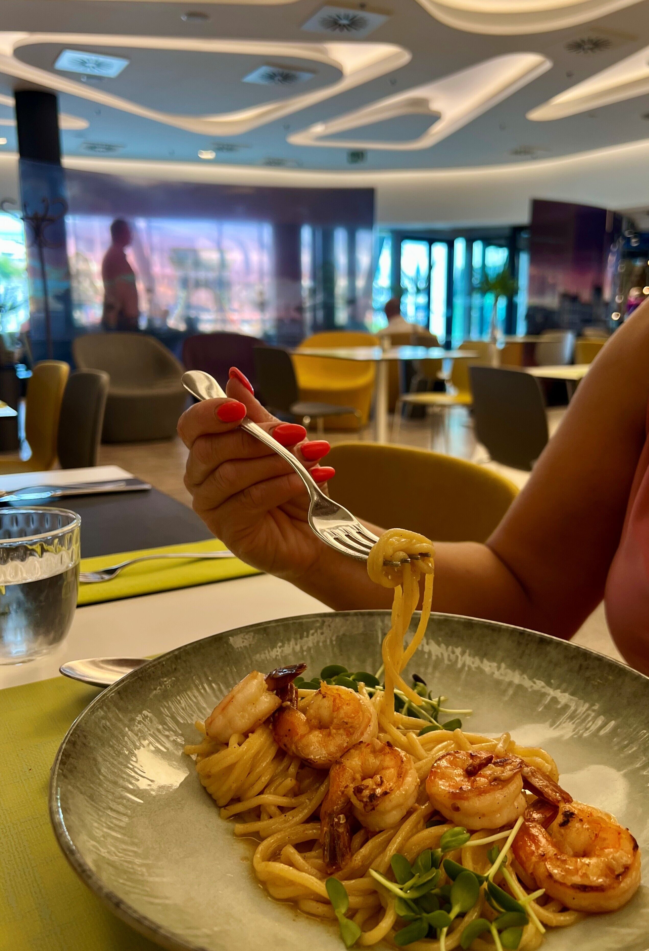 ランチ、ディナーに営業 (多国籍料理)