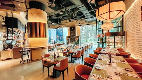 供应午餐和晚餐,地中海菜