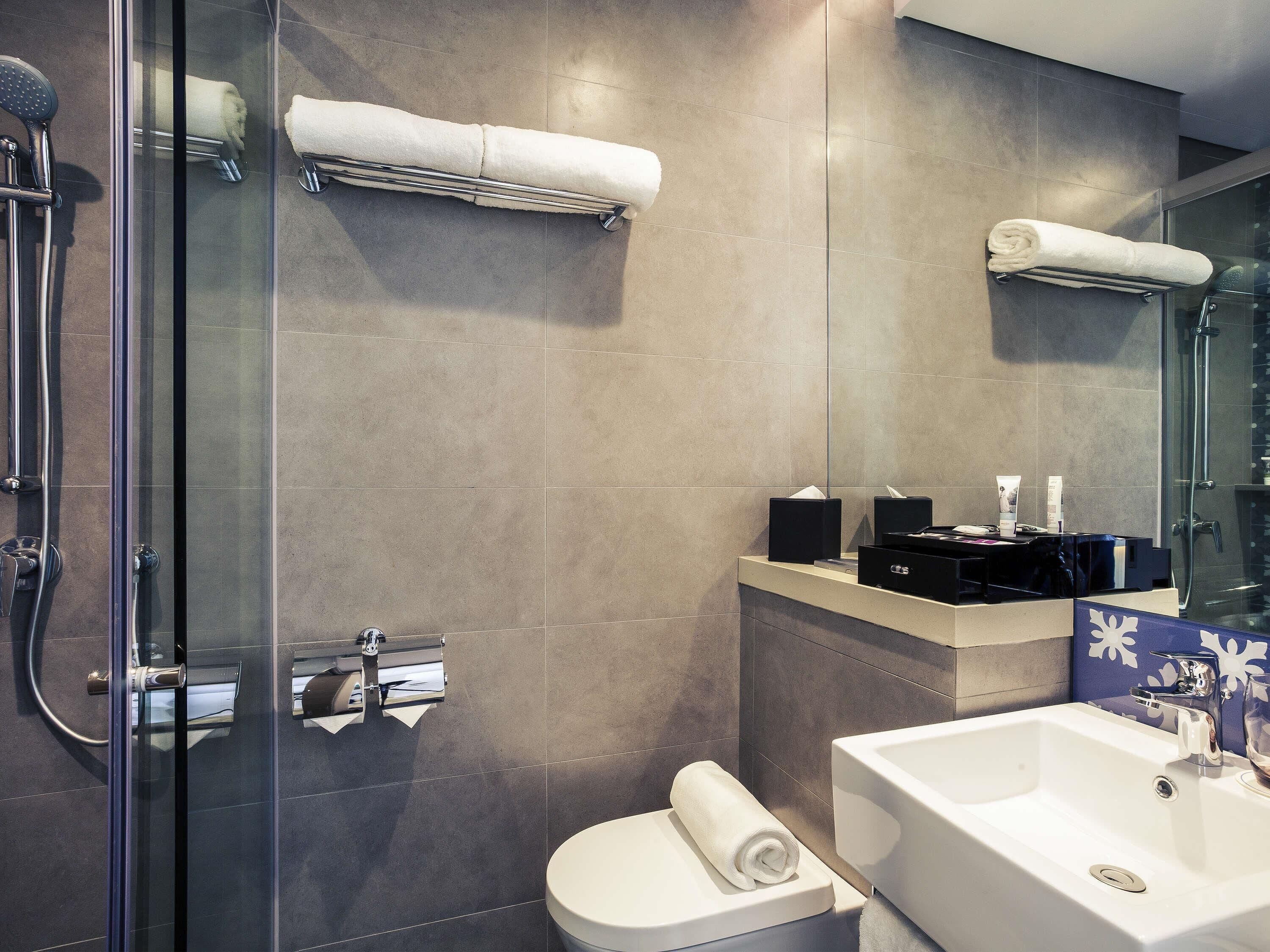 in-room safe, desk, laptop workspace, blackout curtains