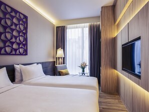 In-room safe, desk, laptop workspace, blackout curtains - Mercure Singapore On Stevens (Singapore)