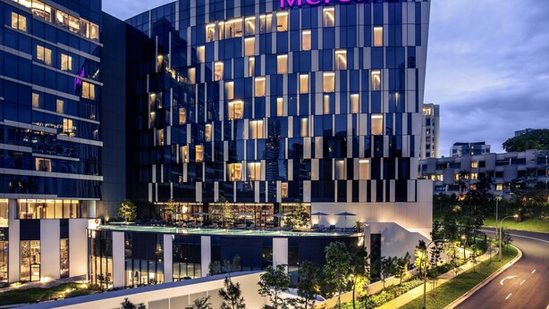 Moderni rakennus, jossa on selkeästi näkyvässä paikassa suuri «Mercure»-kyltti. Rakennuksessa on kaareva julkisivu, jossa on valaistut ikkunat, sekä kattoterassi.