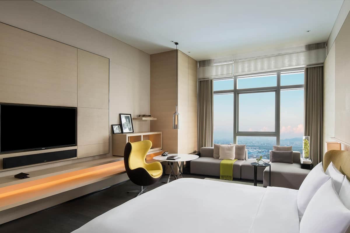 Luxury Room, 1 King Bed, Club Lounge Access | 1 bedroom, Egyptian cotton sheets, premium bedding, down comforters