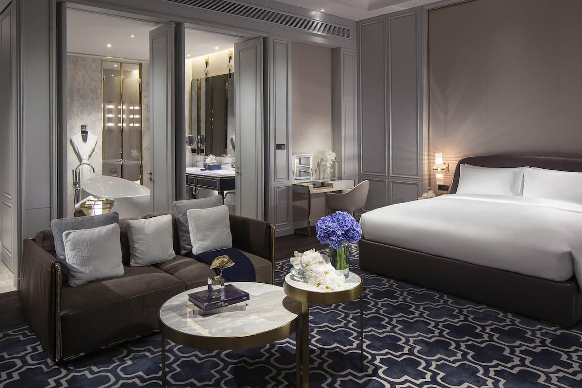 1 bedroom, Egyptian cotton sheets, premium bedding, down comforters