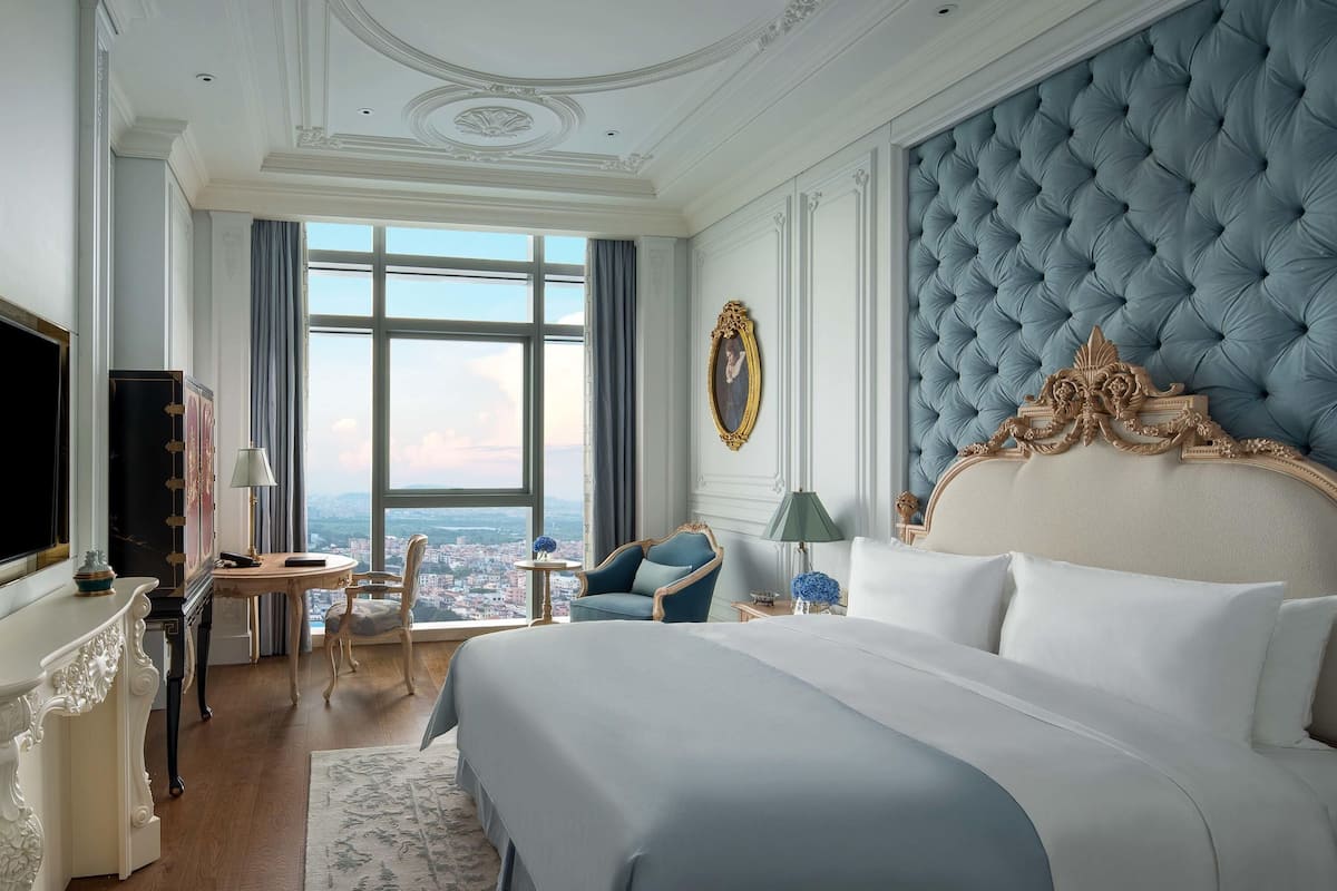 Luxury Room, 1 King Bed, Club Lounge Access | 1 bedroom, Egyptian cotton sheets, premium bedding, down comforters