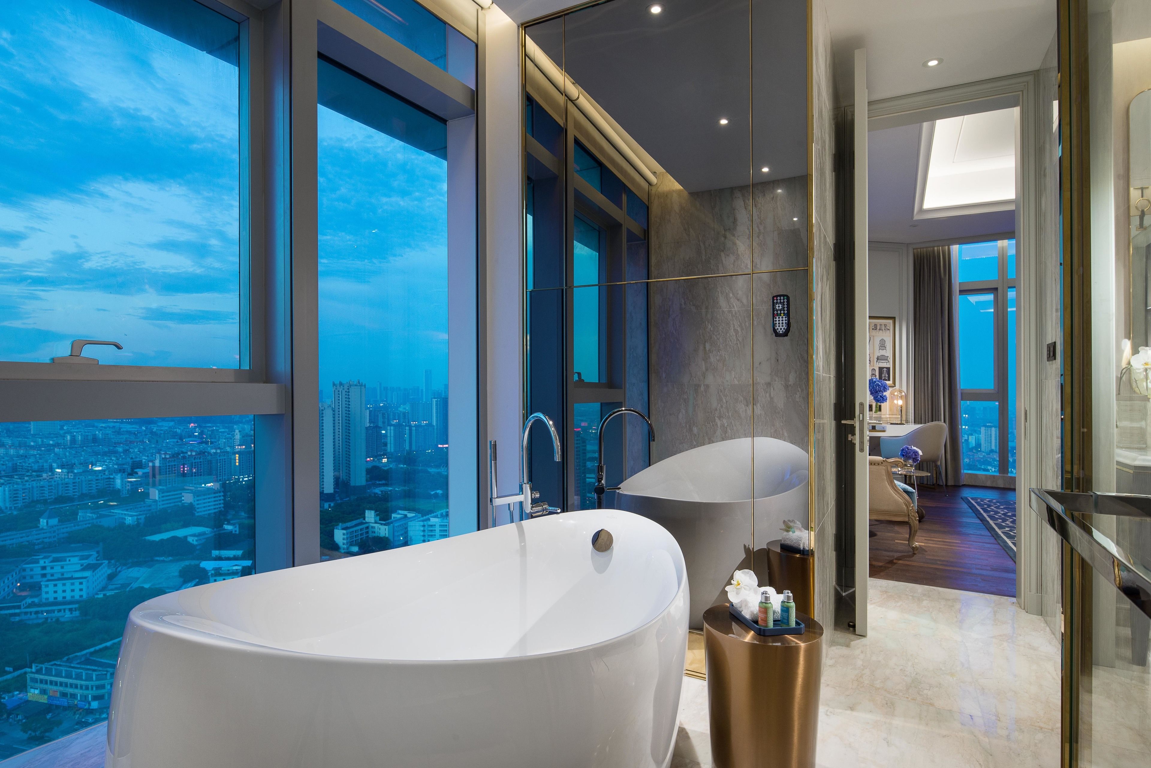 club suite, 1 king bed, club lounge access (prestige) | deep-soaking bathtub