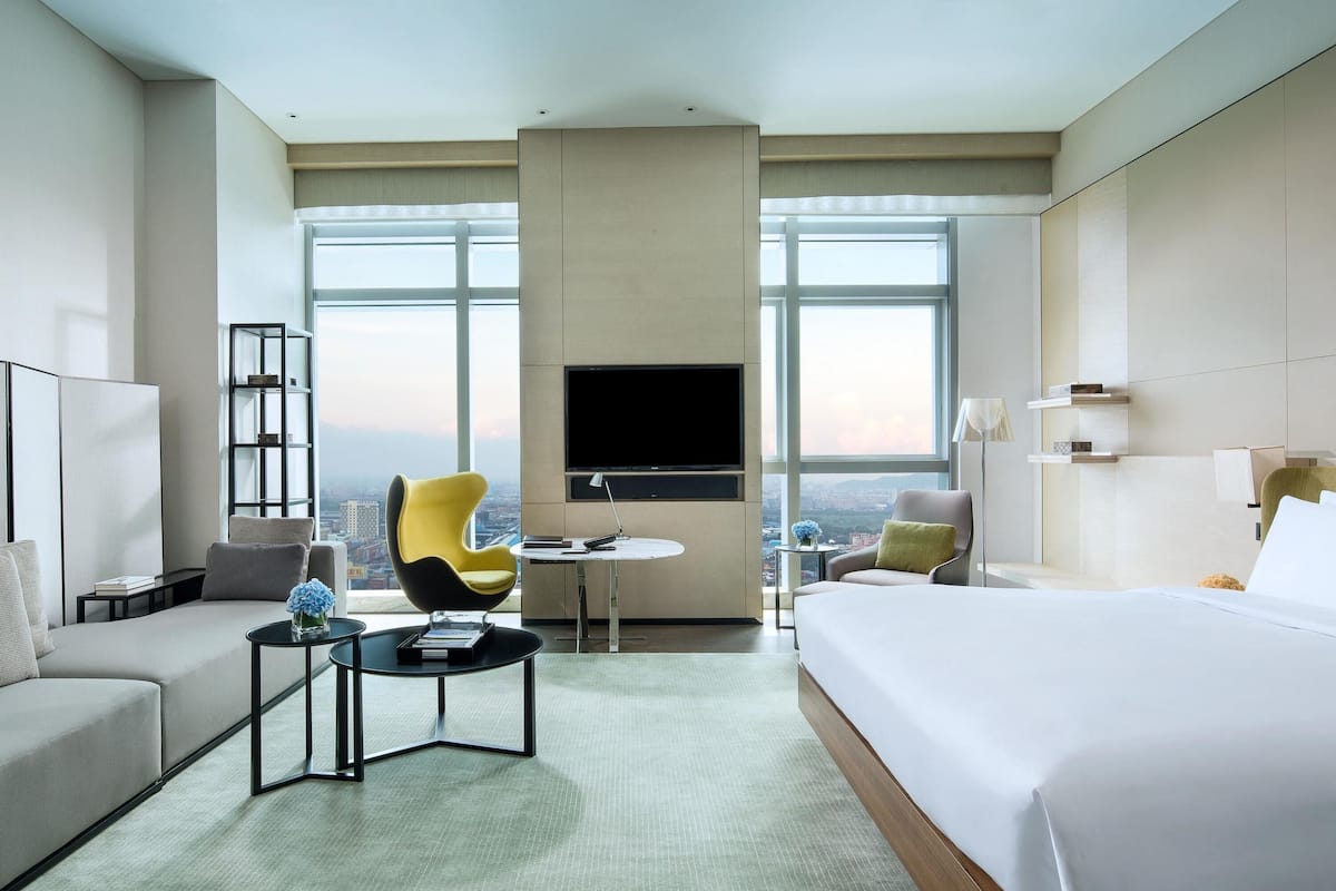 Premium Room, 1 King Bed, Club Lounge Access (Luxury) | 1 bedroom, Egyptian cotton sheets, premium bedding, down comforters