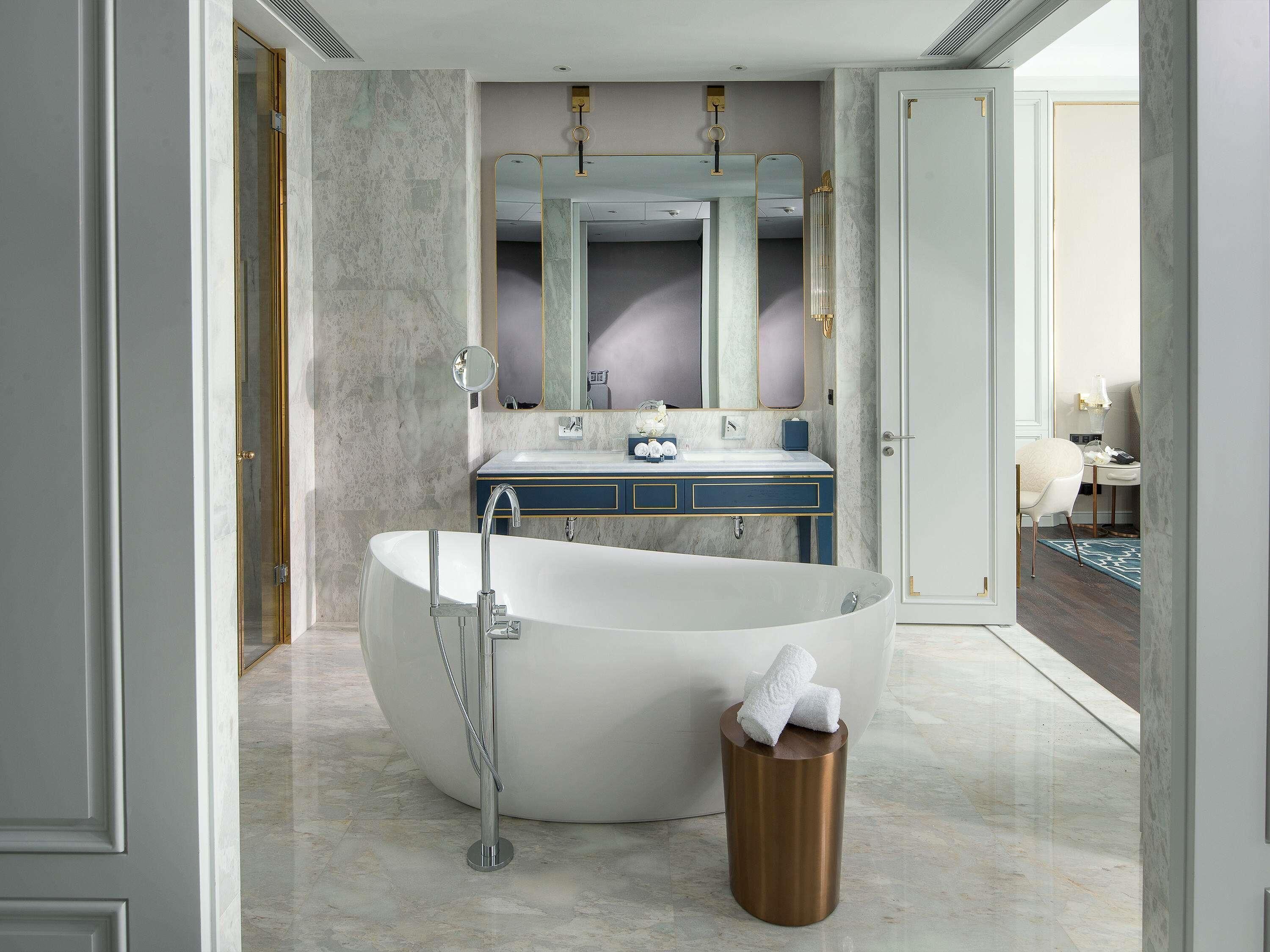 1 bedroom, Egyptian cotton sheets, premium bedding, down comforters