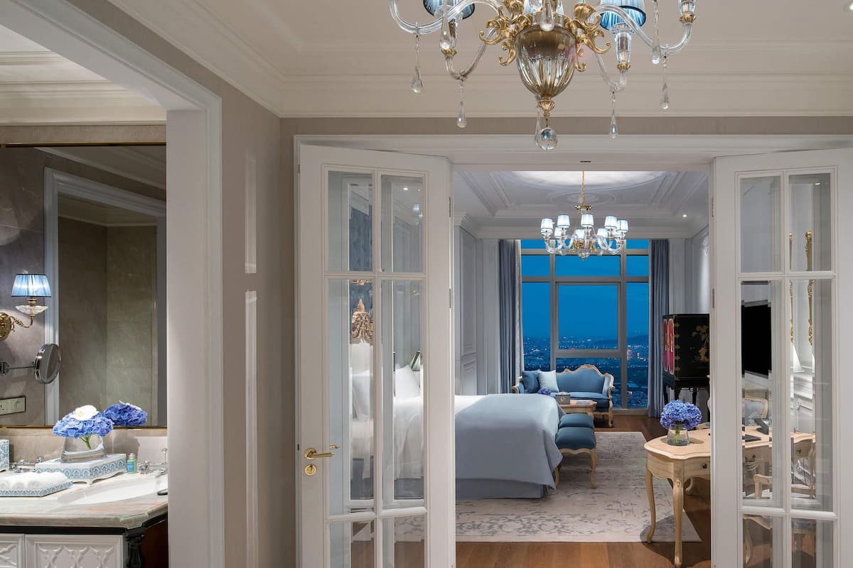 尊榮客房, 1 張特大雙人床, 可使用俱樂部酒廊 (Luxury French Style) | 1 間臥室、埃及棉床單、高級寢具、羽絨被