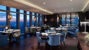 2 restaurants; s'hi serveixen esmorzars, dinars i sopars