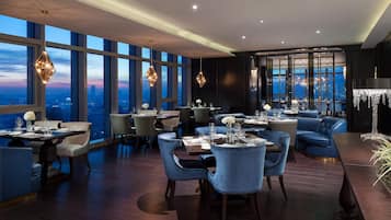 2 restaurants; breakfast, lunch, and dinner served