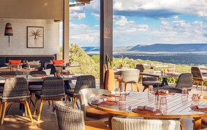 2 restaurants; breakfast, lunch, and dinner served