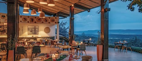 2 restaurants, breakfast, lunch, dinner served; international cuisine