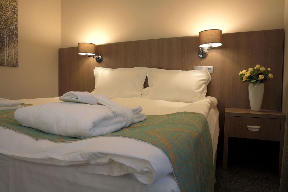 Standard Single Room | Bar mini, peti besi dalam bilik, meja, langsir/tirai gelap terus