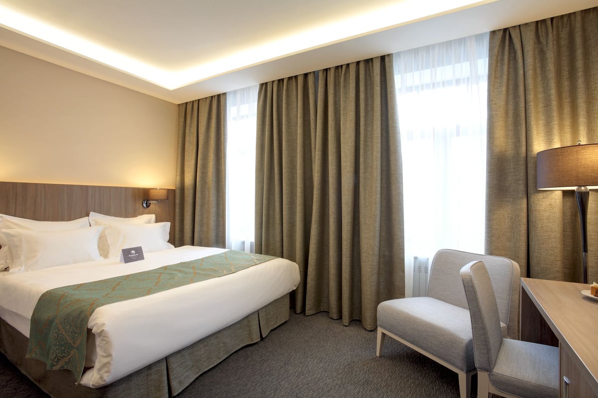 Superior Double or Twin Room | Bar mini, peti besi dalam bilik, meja, langsir/tirai gelap terus