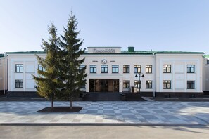 Front of property - Pokrovskiy Hotel (Pskov)