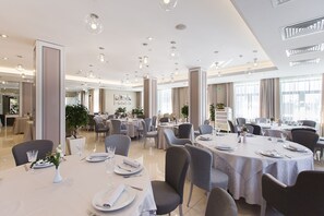 Breakfast, lunch, dinner served; Modern European cuisine  - Pokrovskiy Hotel (Pskov)