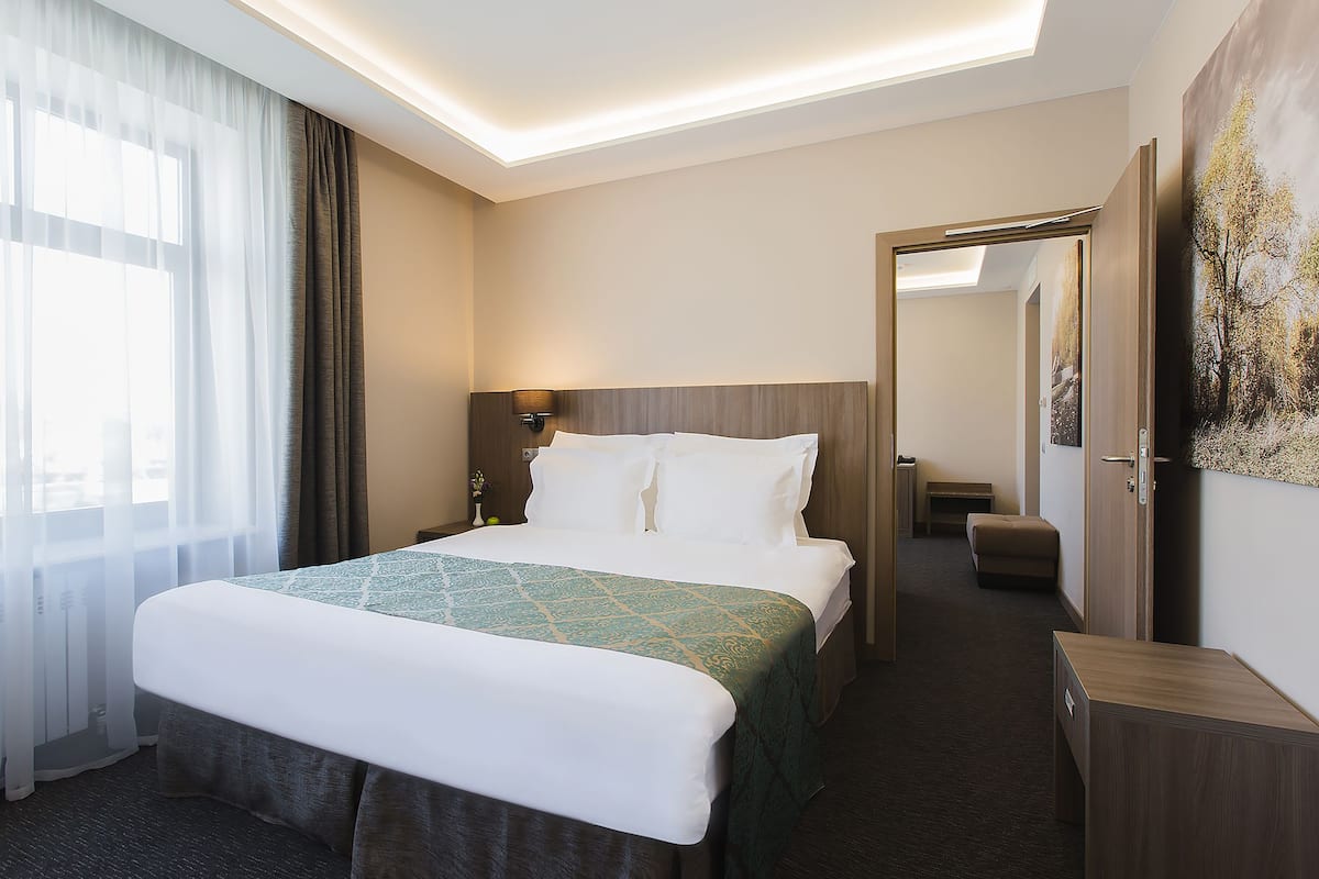 Deluxe Double or Twin Room, 1 Bedroom | Bar mini, peti besi dalam bilik, meja, langsir/tirai gelap terus