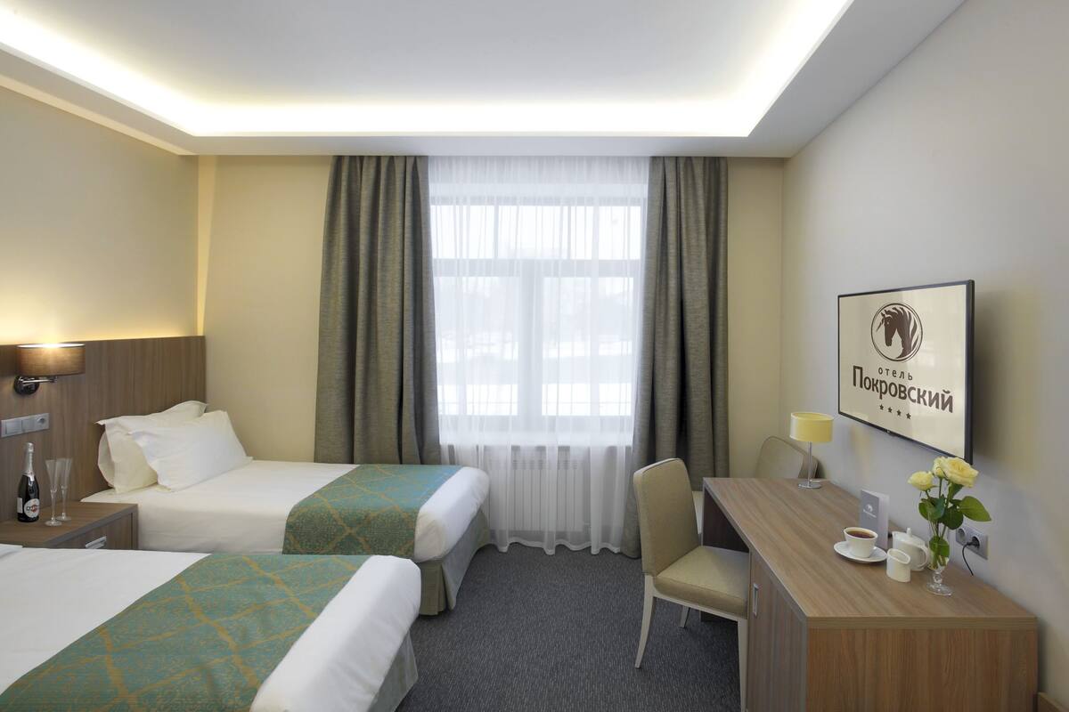 Family Room, 2 Bedrooms | Bar mini, peti besi dalam bilik, meja, langsir/tirai gelap terus