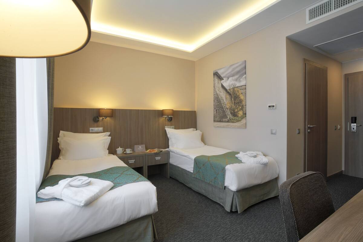 Standard Twin Room | Bar mini, peti besi dalam bilik, meja, langsir/tirai gelap terus