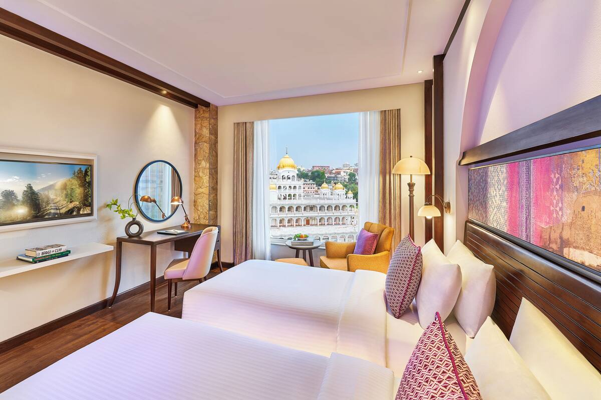 Bộ đồ giường cao cấp, minibar, két bảo mật tại phòng, bàn 