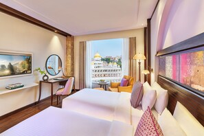 高档床上用品、迷你吧、客房内保险箱、办公桌