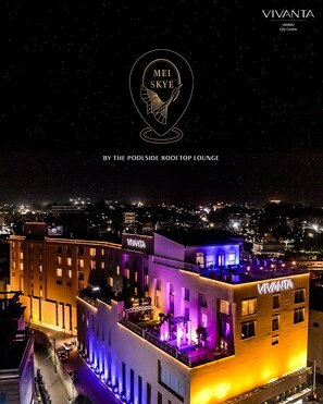 Menyajikan masakan internasional