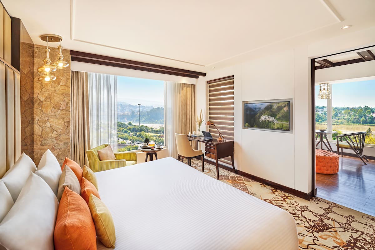 Phòng Suite (Vivanta) | Bộ đồ giường cao cấp, minibar, két bảo mật tại phòng, bàn 