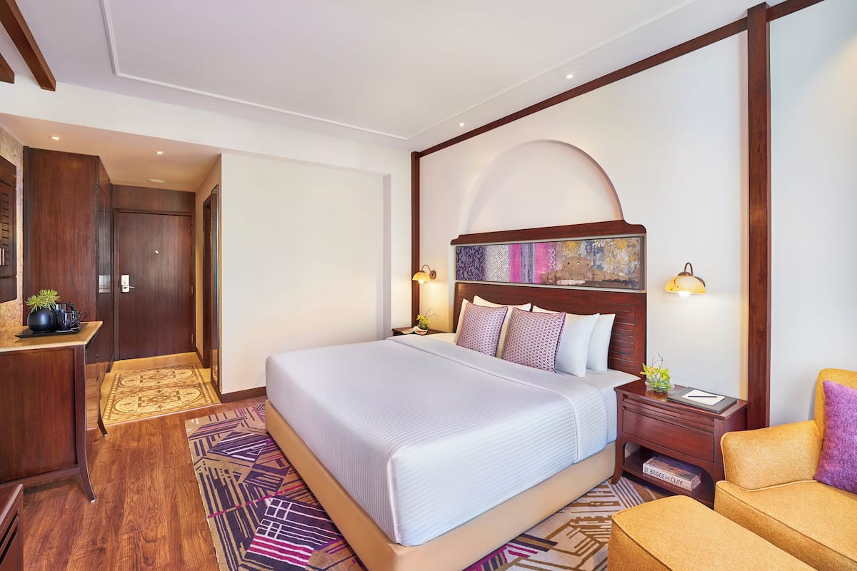 Bộ đồ giường cao cấp, minibar, két bảo mật tại phòng, bàn 