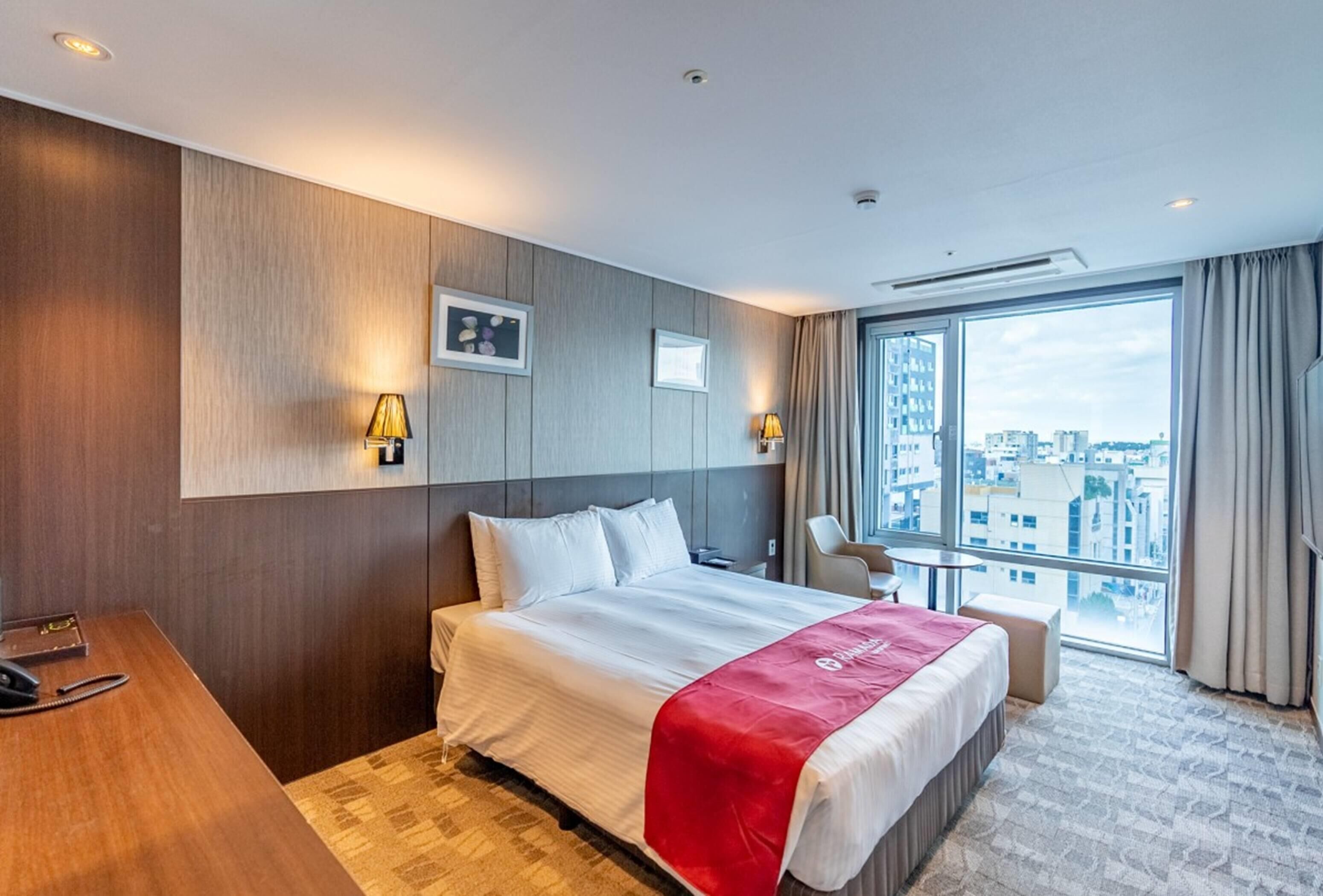 Room, 1 Double Bed, Non Smoking | In-room safe, desk, blackout drapes, soundproofing