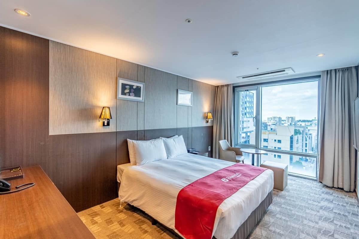 Room, 1 Double Bed, Non Smoking | In-room safe, desk, blackout drapes, soundproofing