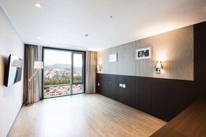 Phòng, không hút thuốc (Ondol) | Két bảo mật tại phòng, bàn, màn/rèm cản sáng, phòng cách âm 